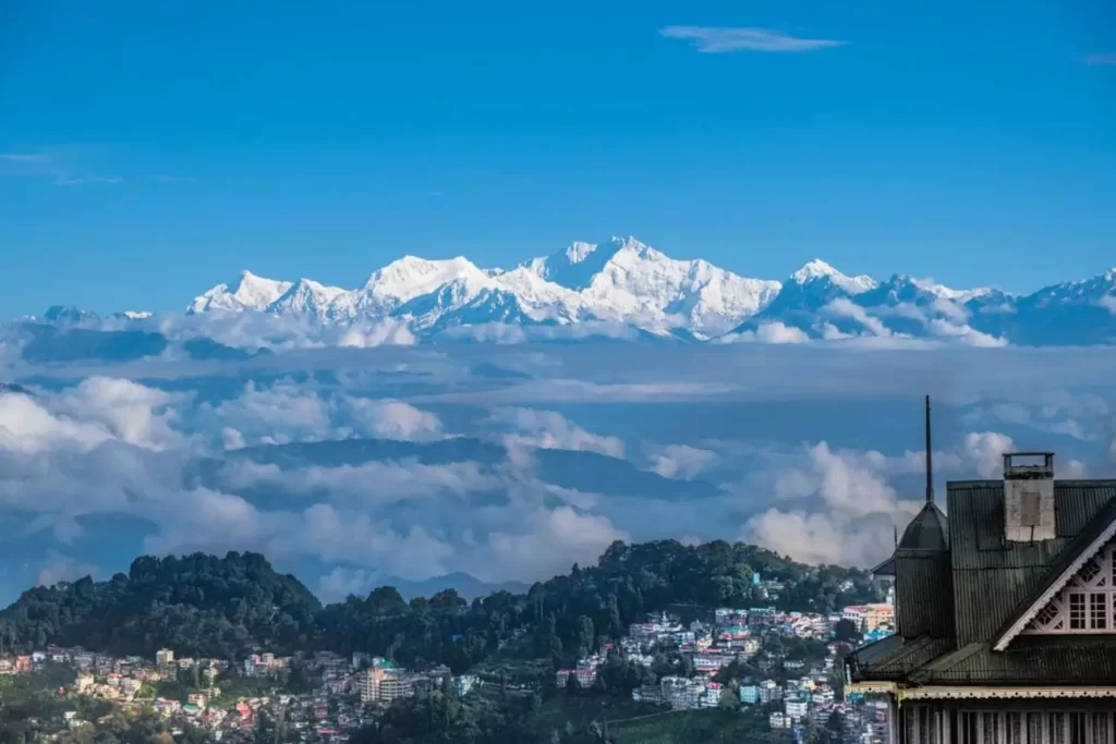 Top tourist places to visit in Darjeeling with mountain views