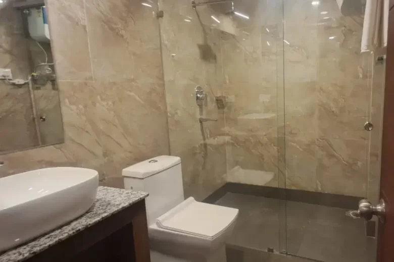 Canopy Boutique by SMARTLùth bath room in Darjeeling